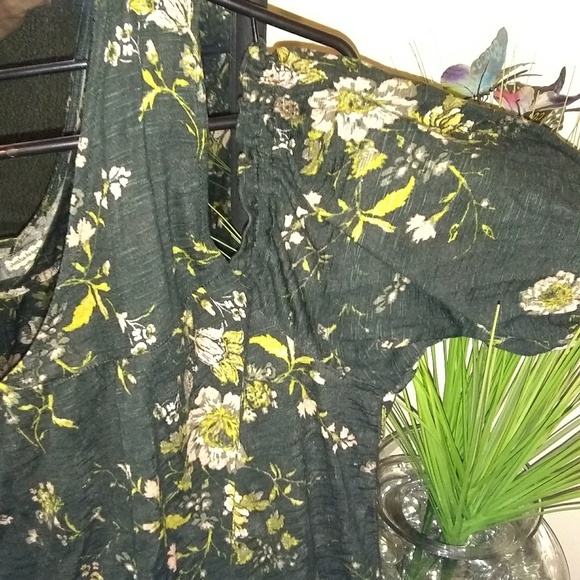 Bundle 2 for $25 "Eyeshadow"Designer Top! - Picture 2 of 4